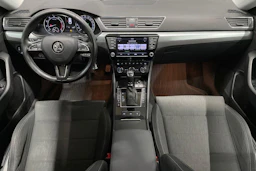 harmaa Skoda Superb 2017 kuva 7.