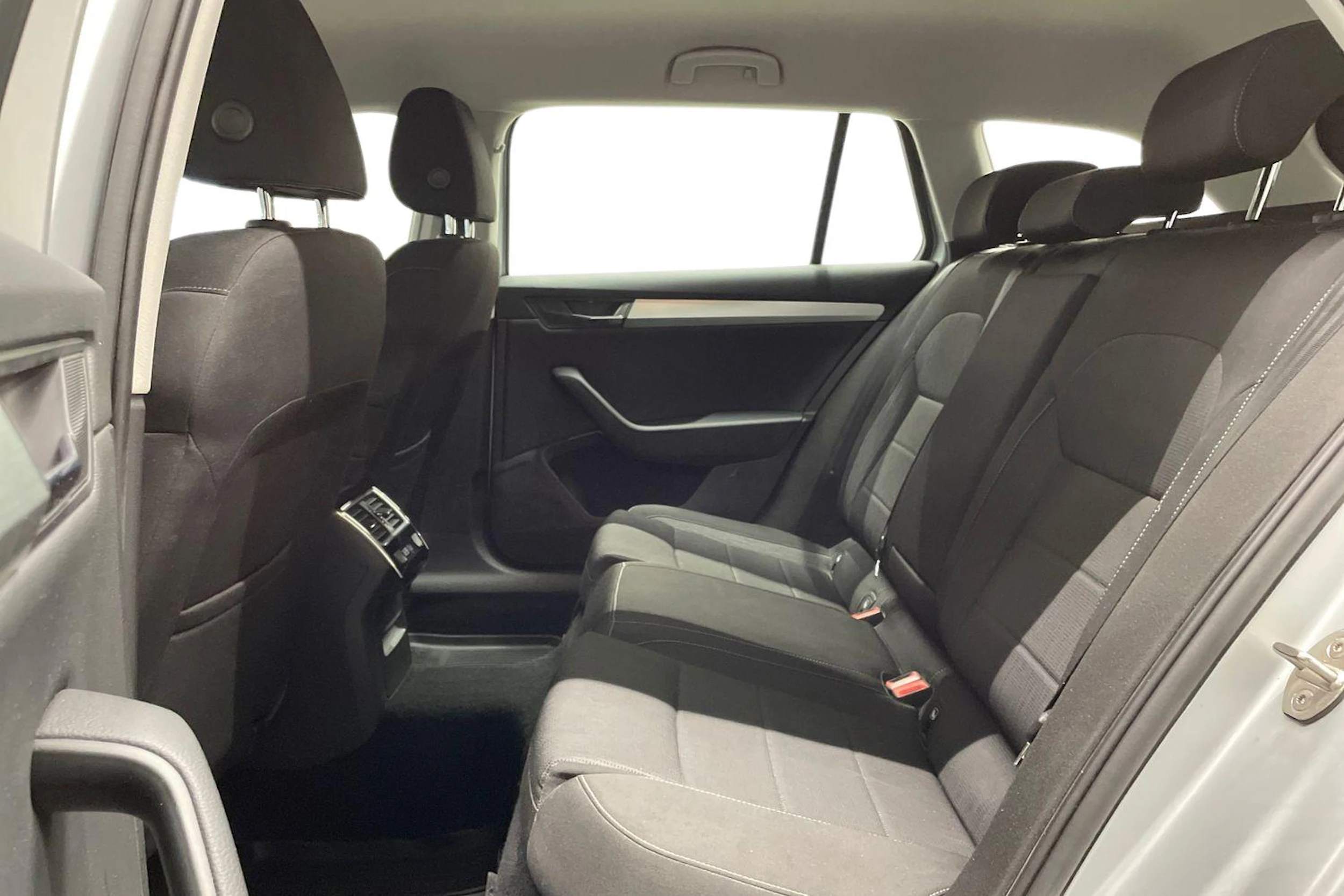 harmaa Skoda Superb 2017 kuva 8.