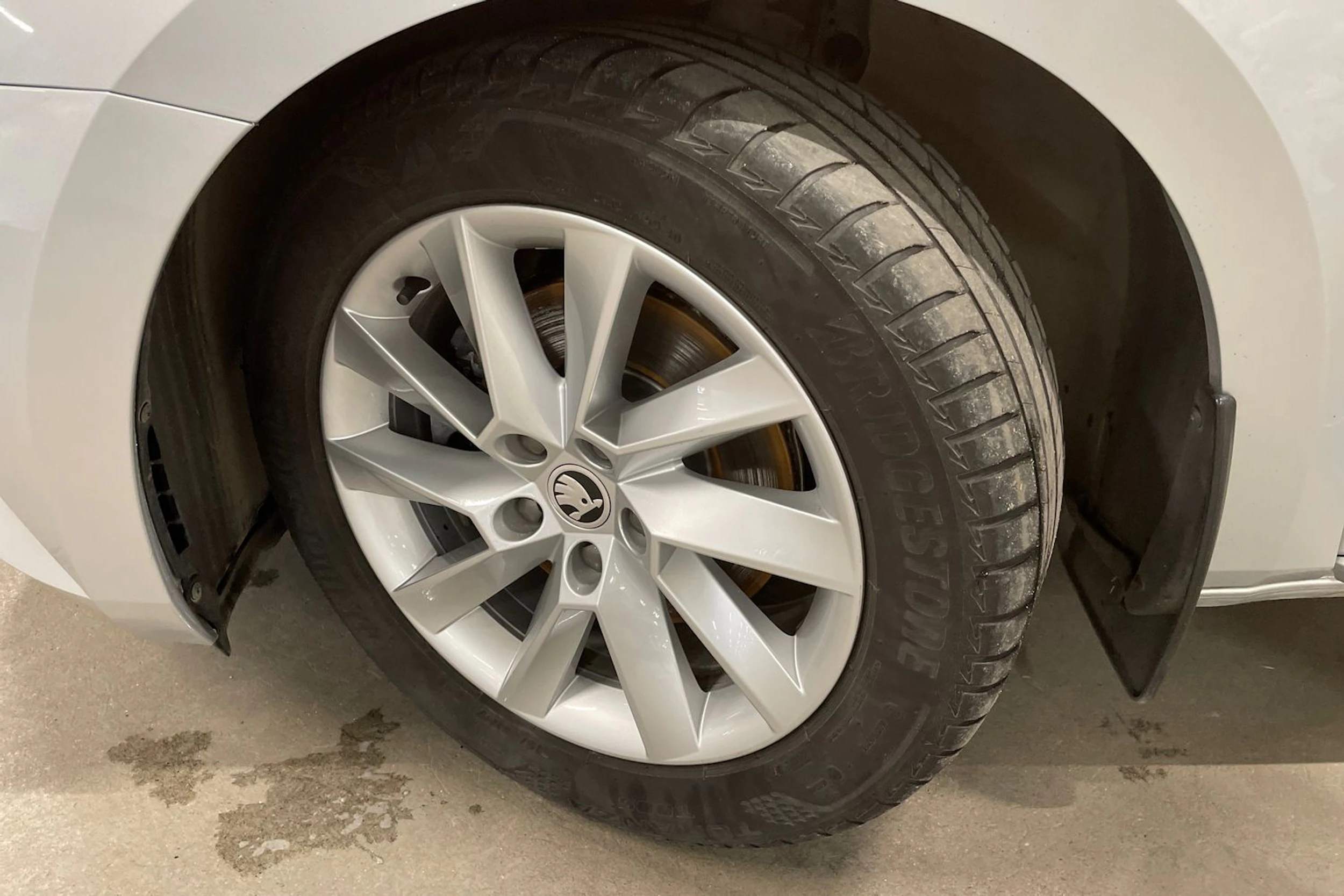 harmaa Skoda Superb 2017 kuva 10.