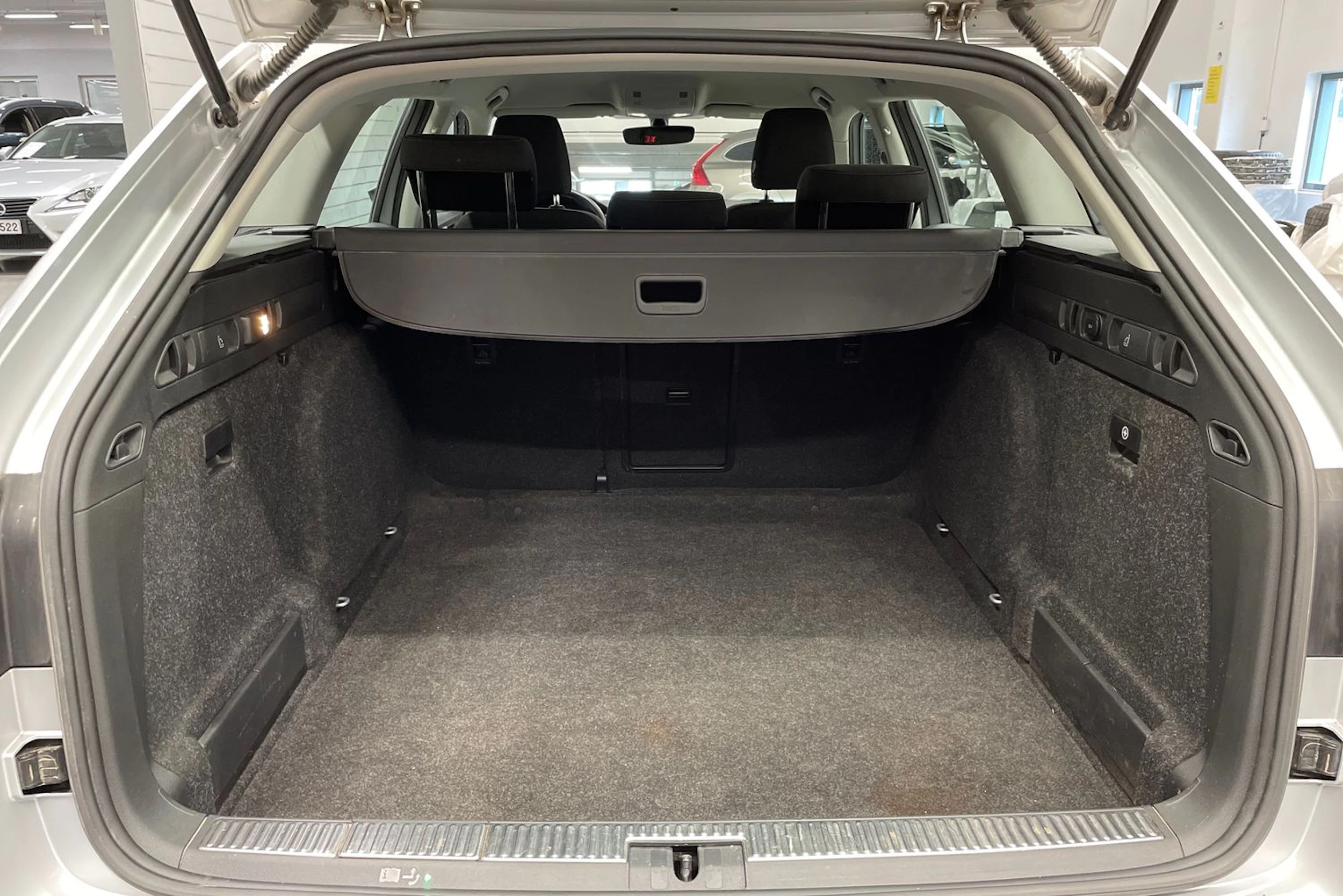 harmaa Skoda Superb 2017 kuva 11.