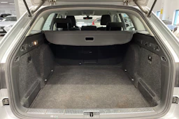 harmaa Skoda Superb 2017 kuva 11.