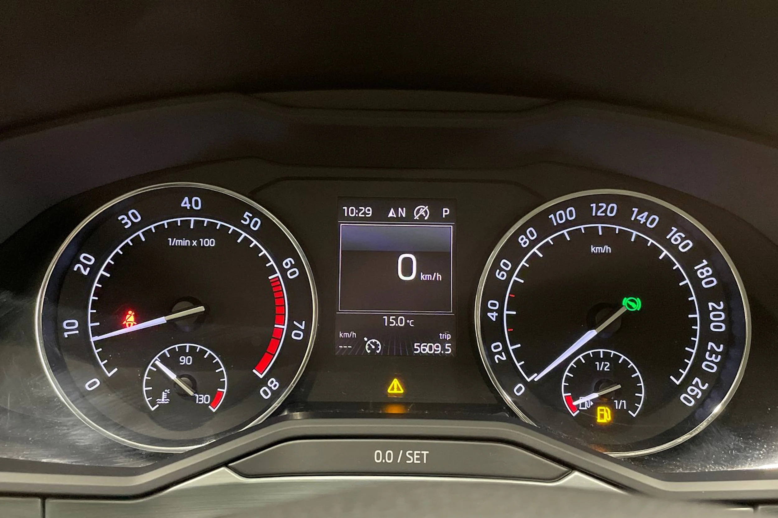 harmaa Skoda Superb 2017 kuva 12.