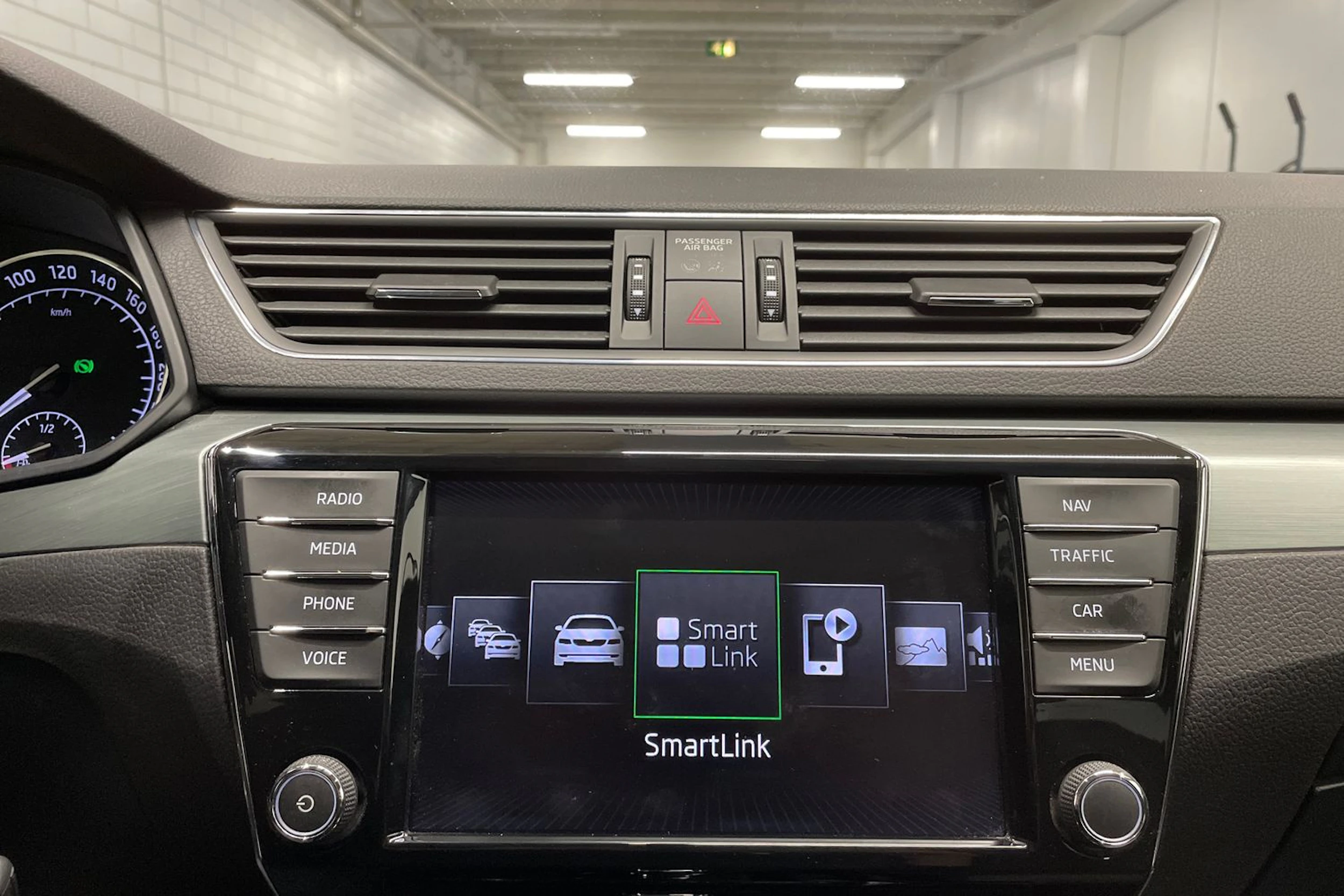 harmaa Skoda Superb 2017 kuva 13.