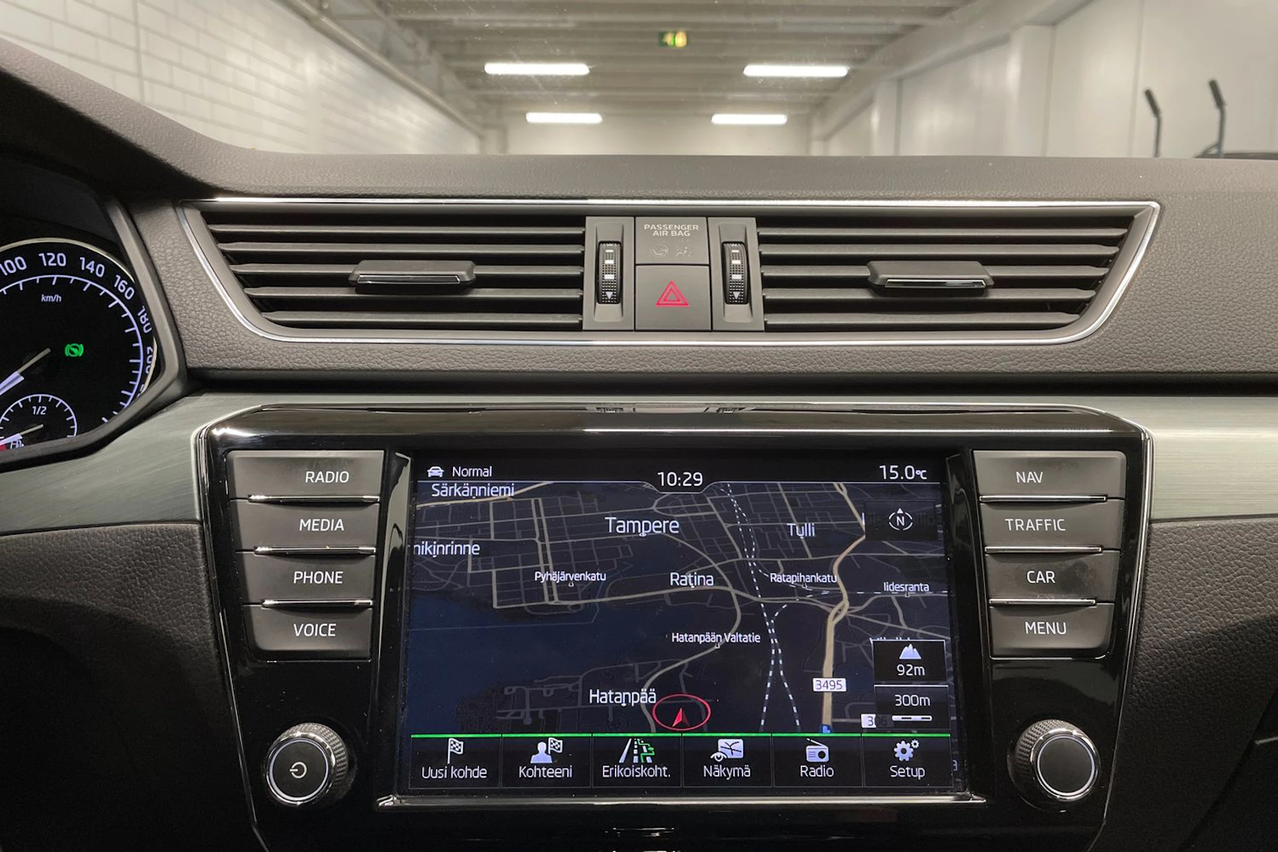 harmaa Skoda Superb 2017 kuva 14.