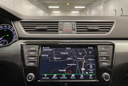 harmaa Skoda Superb 2017 kuva 14.