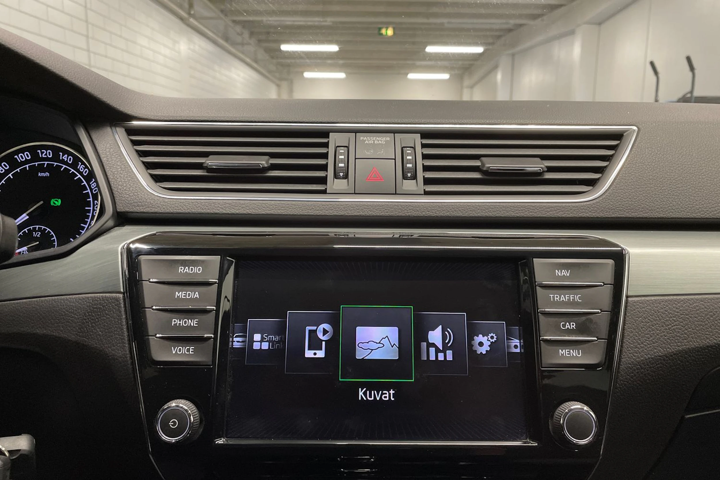 harmaa Skoda Superb 2017 kuva 15.