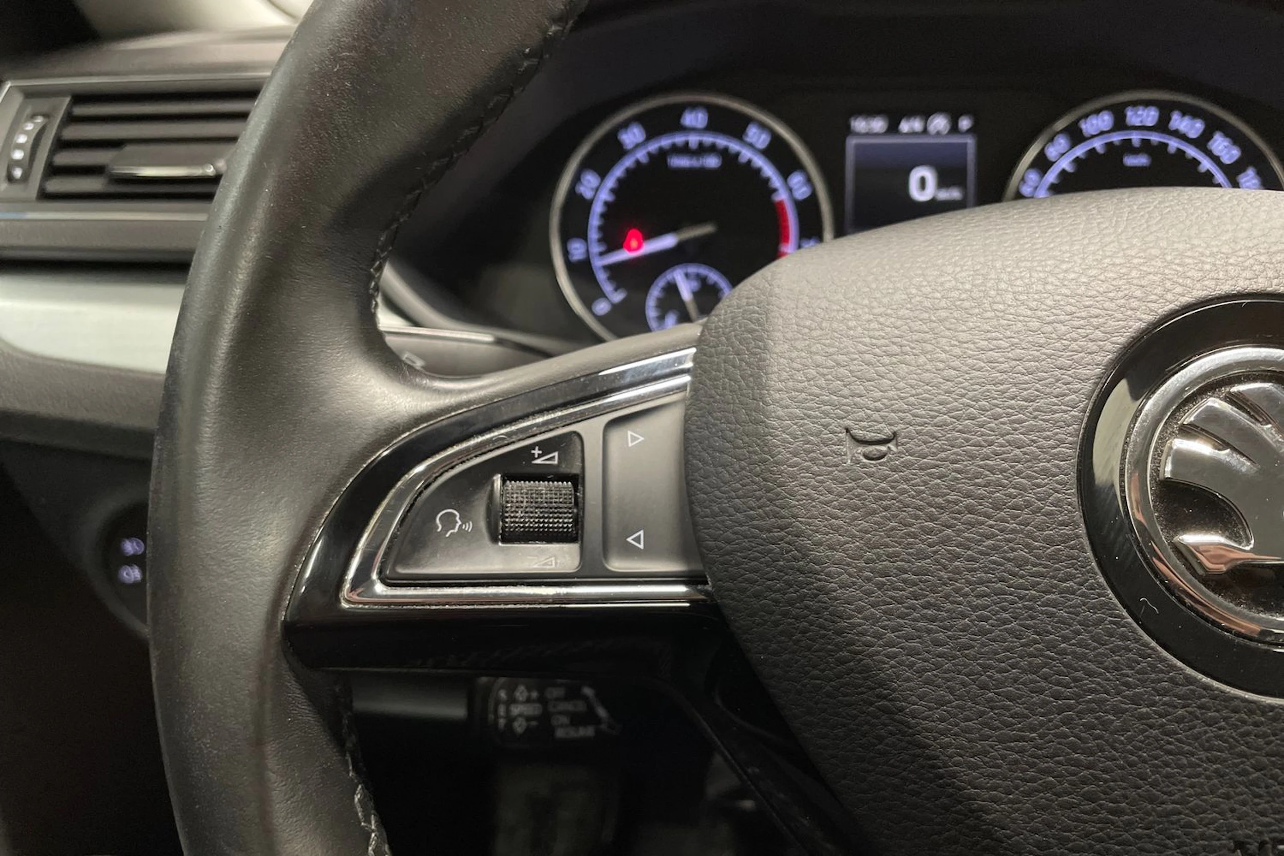 harmaa Skoda Superb 2017 kuva 18.