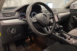 harmaa Skoda Superb 2017 kuva 20.