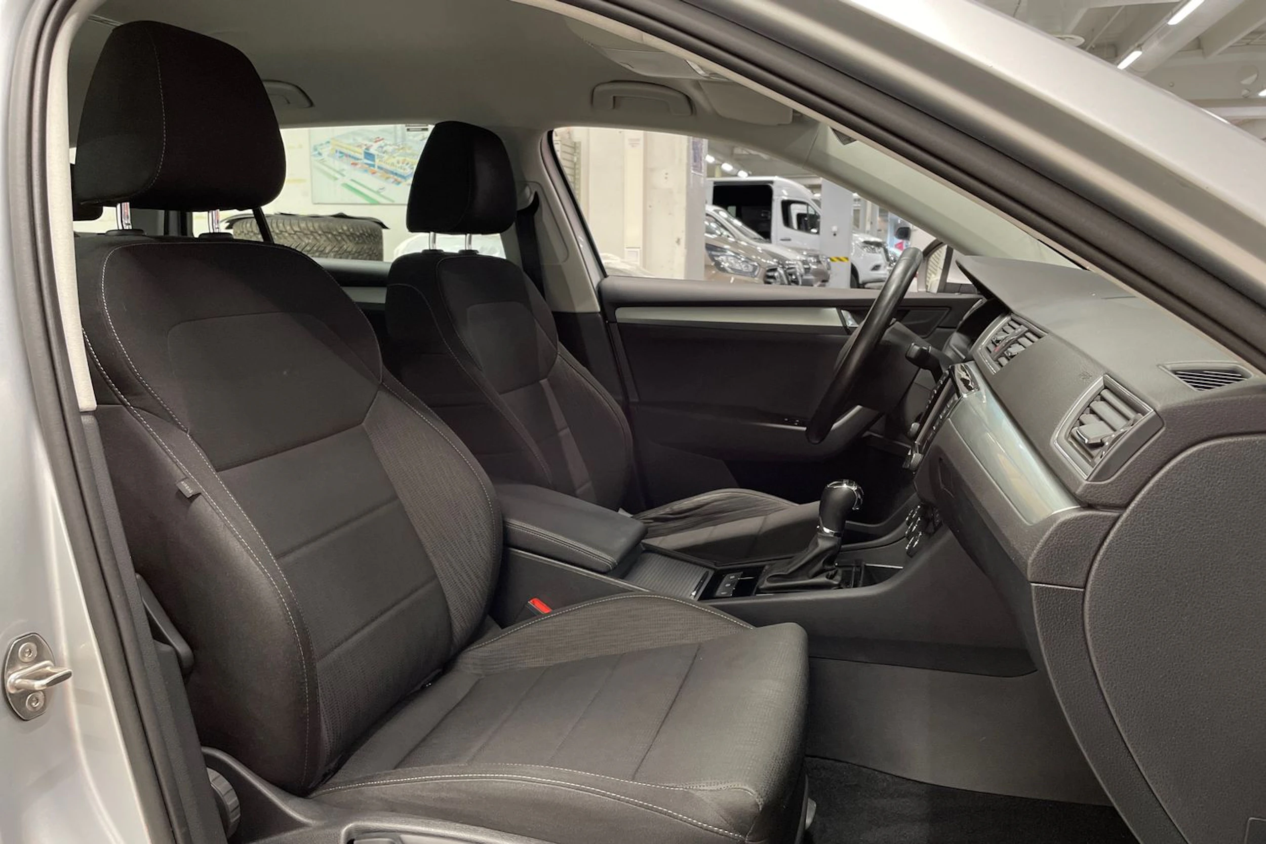 harmaa Skoda Superb 2017 kuva 21.