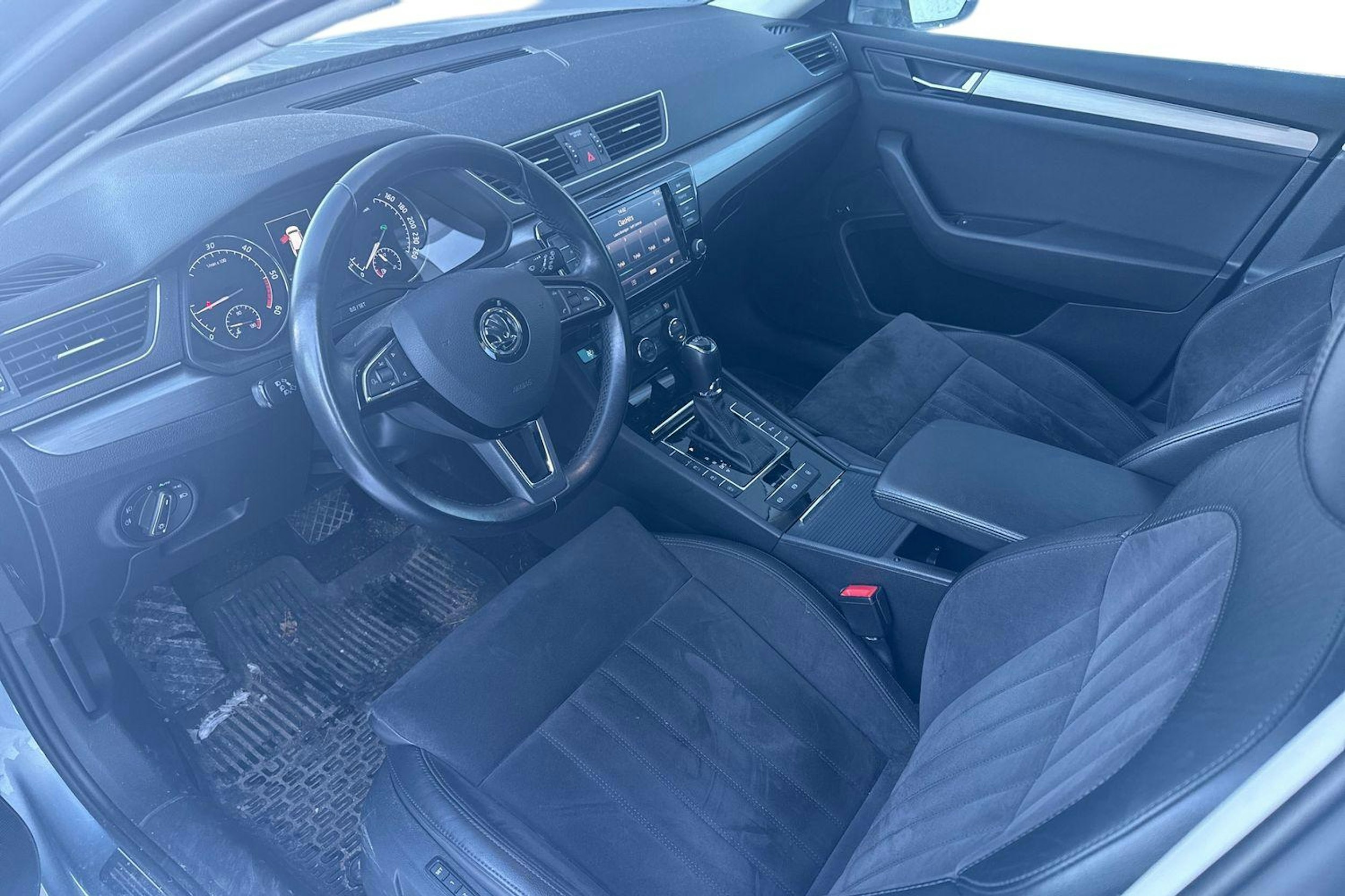 harmaa Skoda Superb 2017 kuva 3.