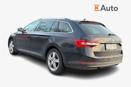 musta Skoda Superb 2017 kuva 2.