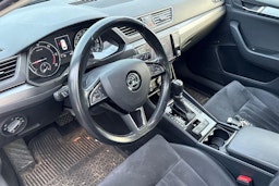 musta Skoda Superb 2017 kuva 3.