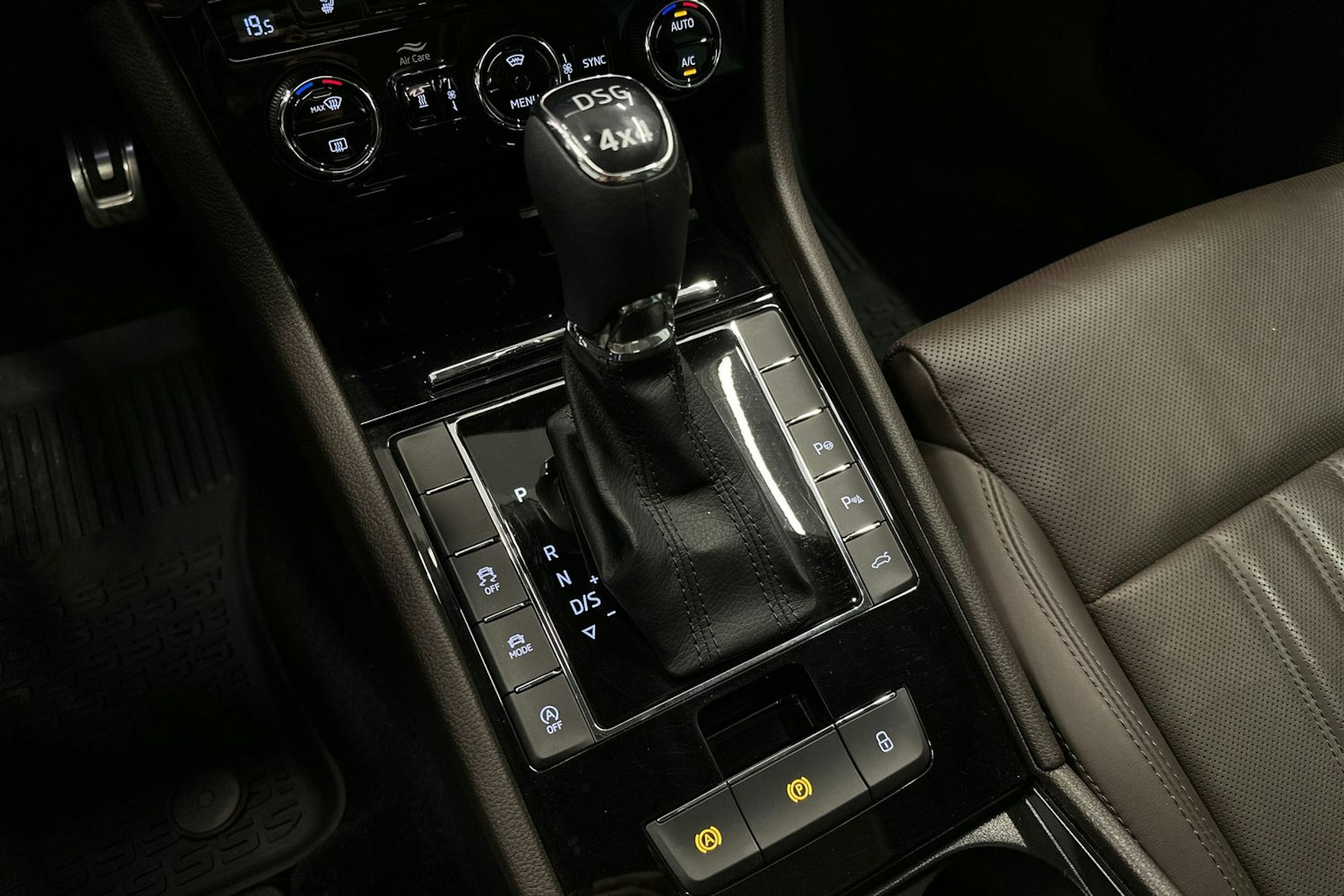 Ruskea (beige) Skoda Superb 2018 kuva 25.