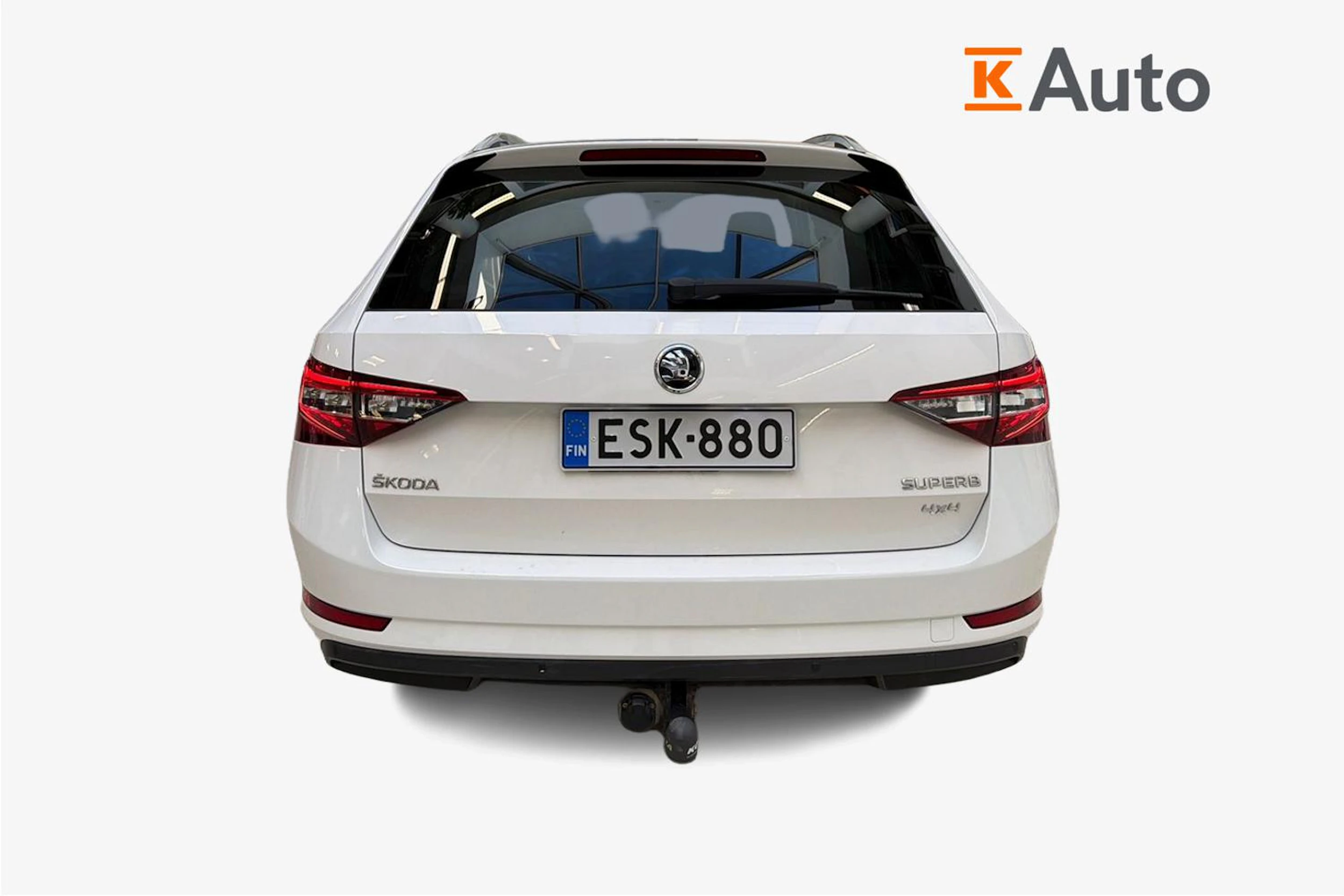 valkoinen Skoda Superb 2018 kuva 3.
