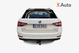 valkoinen Skoda Superb 2018 kuva 3.