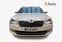 valkoinen Skoda Superb 2018 kuva 4.