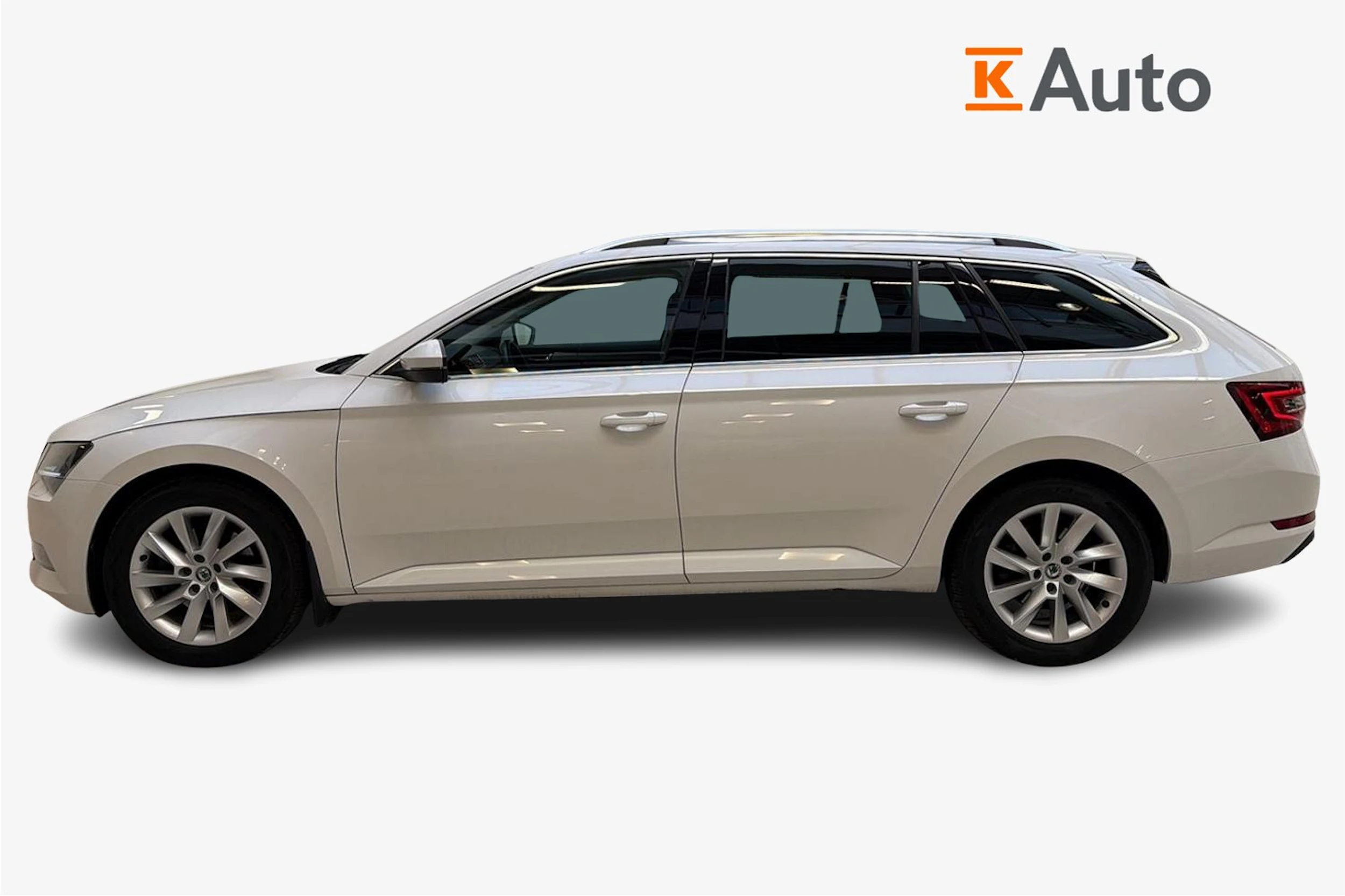 valkoinen Skoda Superb 2018 kuva 5.