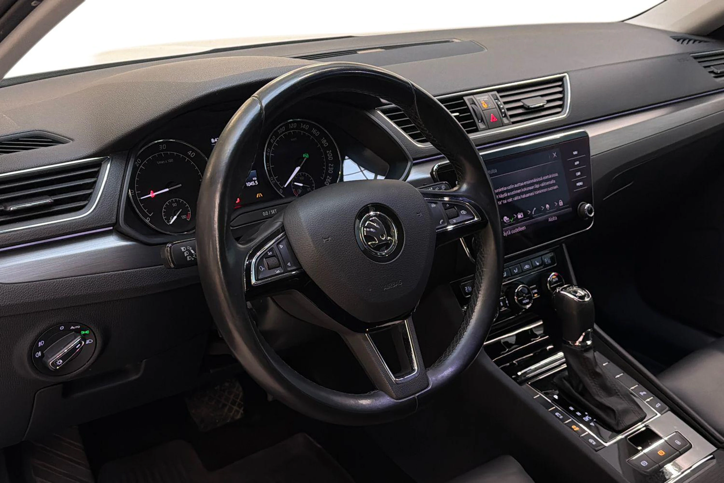 valkoinen Skoda Superb 2018 kuva 6.