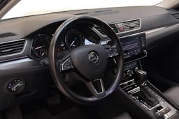 valkoinen Skoda Superb 2018 kuva 6.
