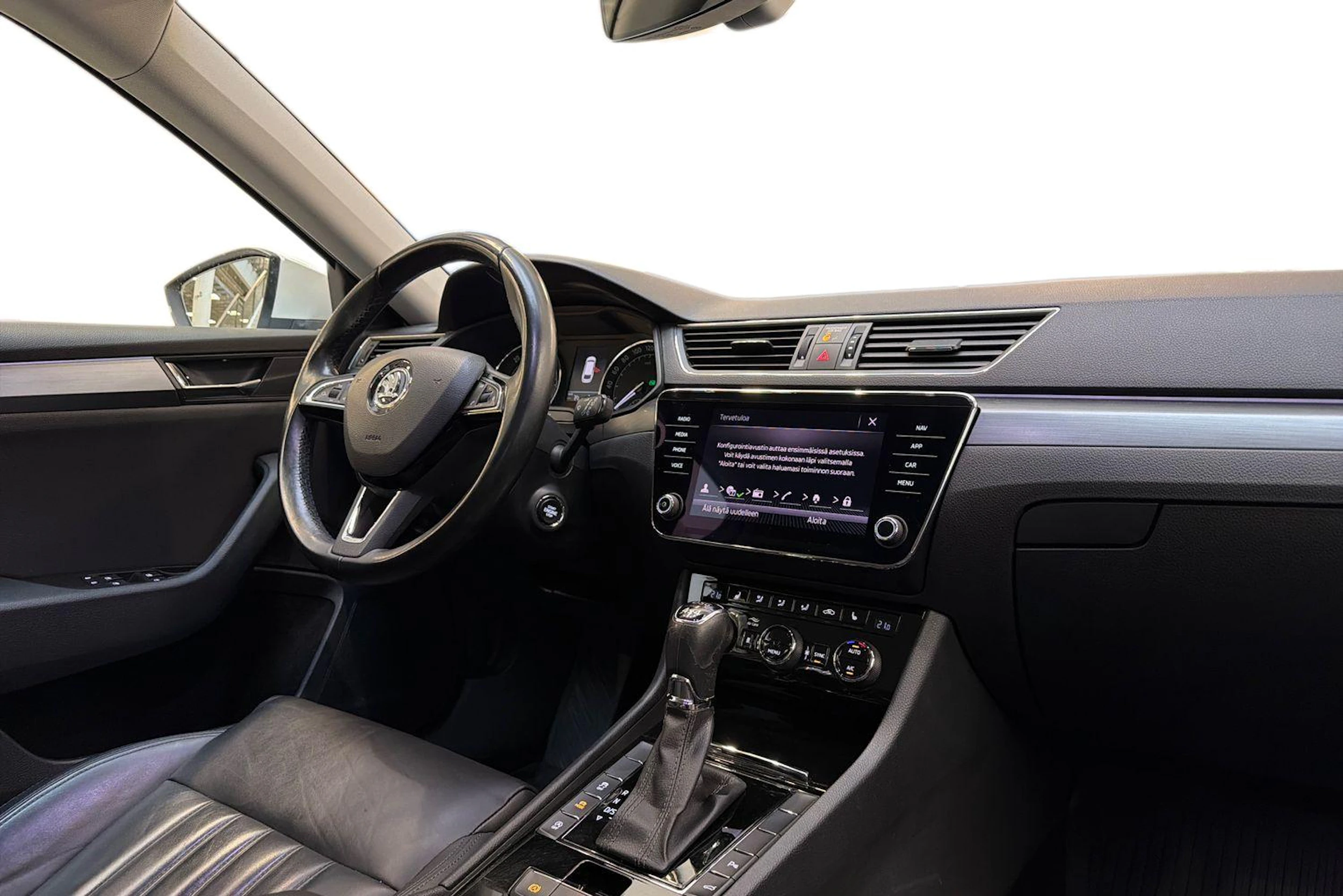 valkoinen Skoda Superb 2018 kuva 7.