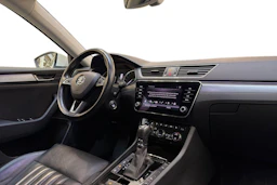 valkoinen Skoda Superb 2018 kuva 7.