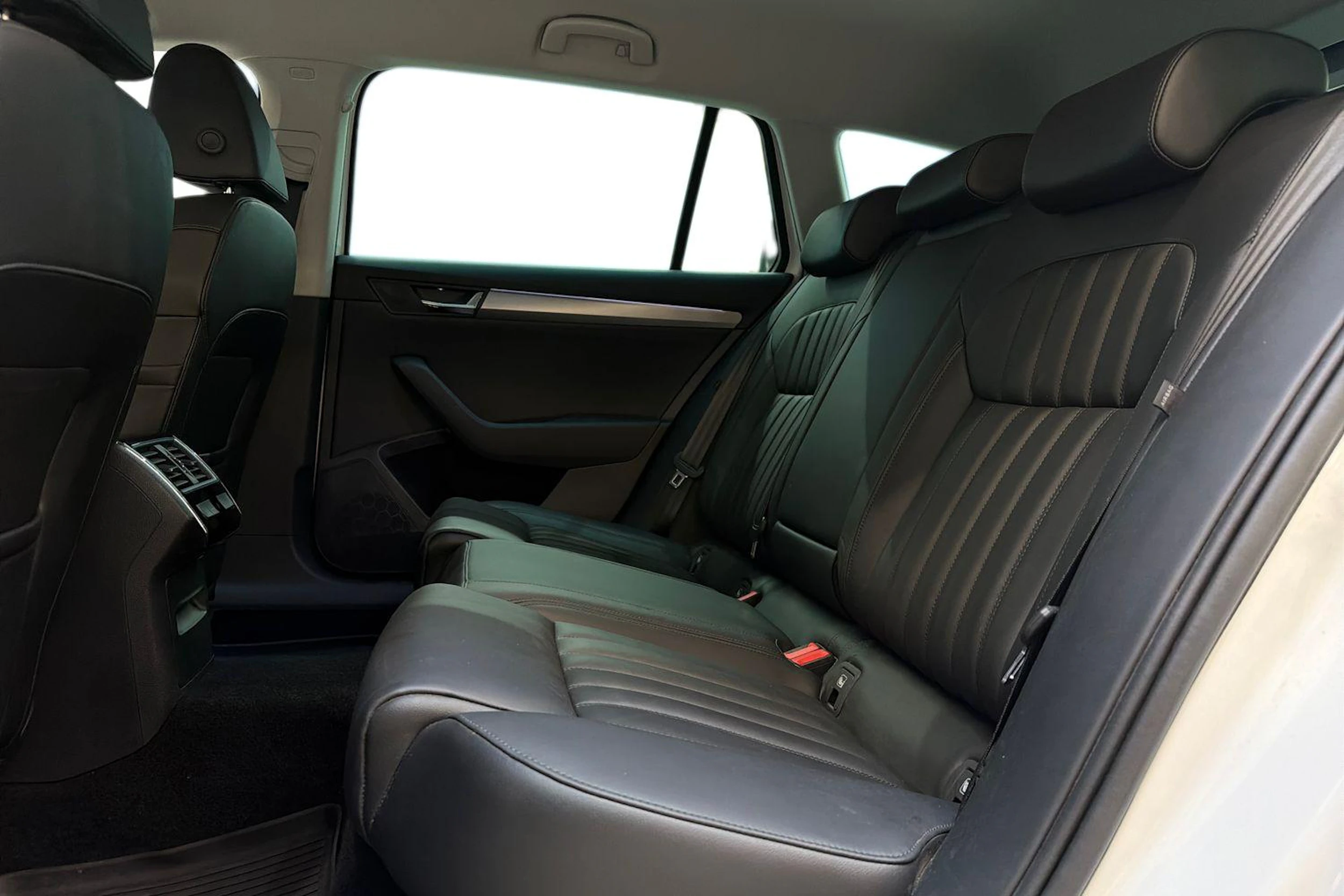valkoinen Skoda Superb 2018 kuva 8.