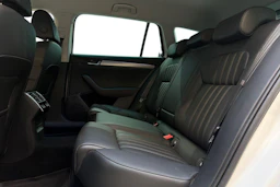 valkoinen Skoda Superb 2018 kuva 8.