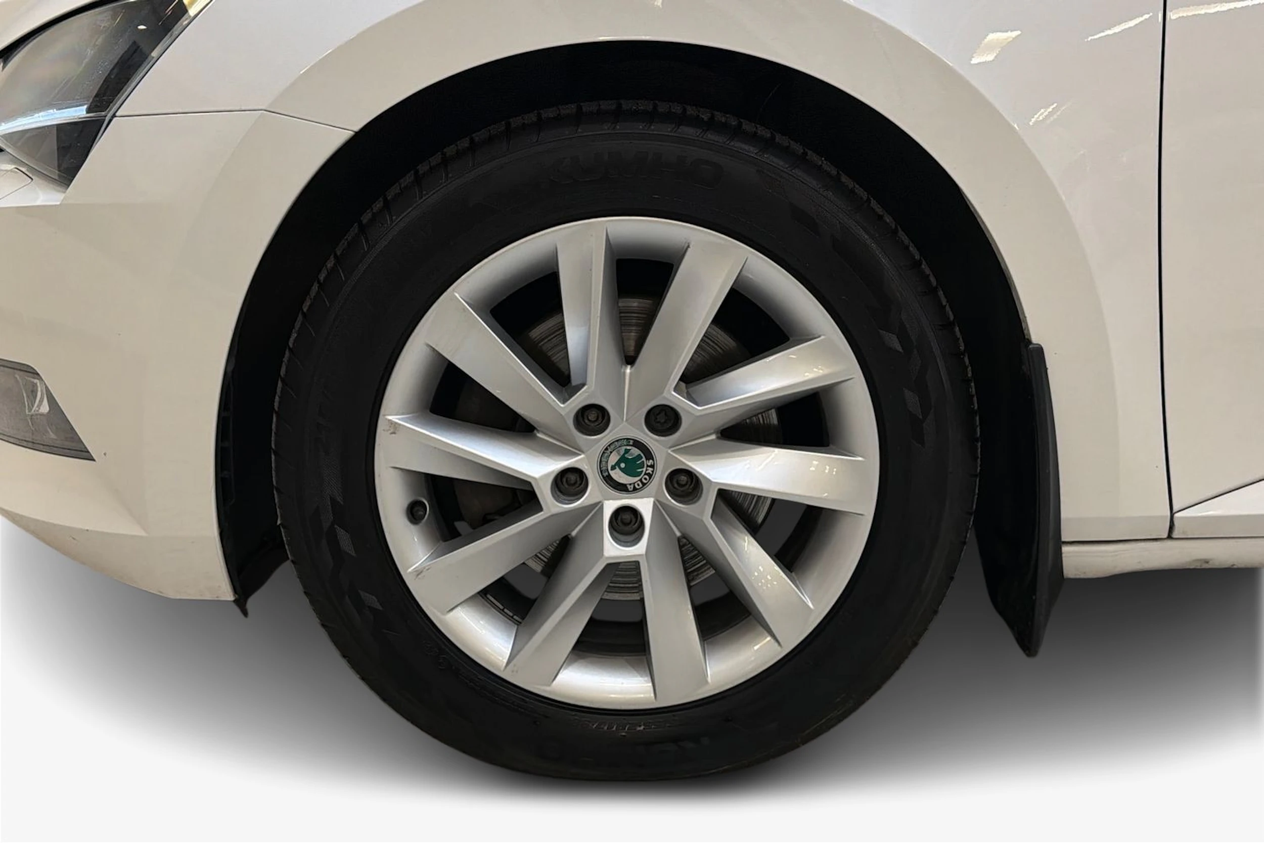 valkoinen Skoda Superb 2018 kuva 9.