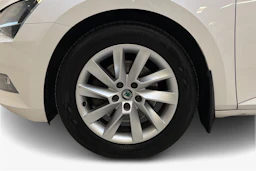 valkoinen Skoda Superb 2018 kuva 9.
