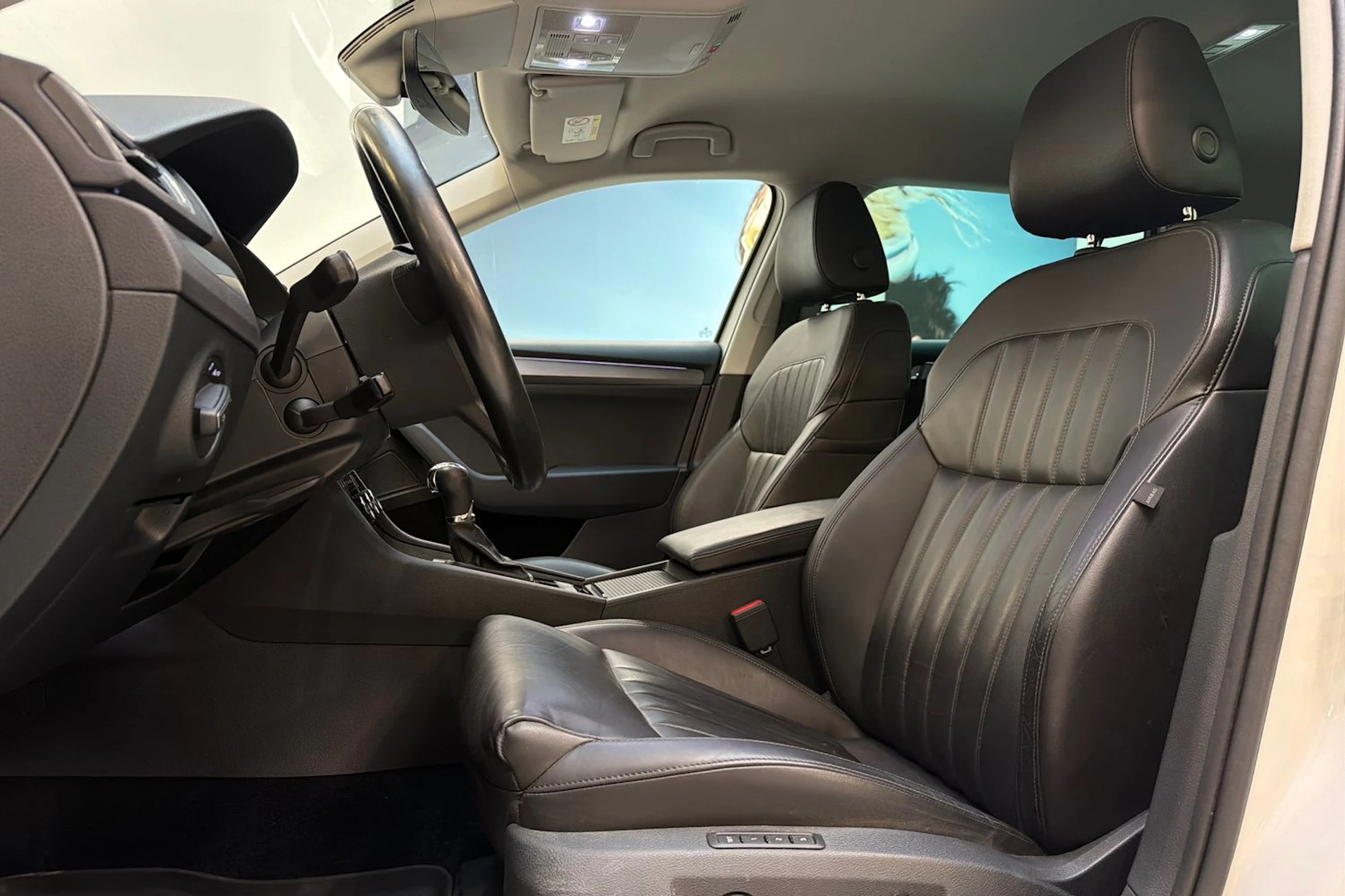 valkoinen Skoda Superb 2018 kuva 11.