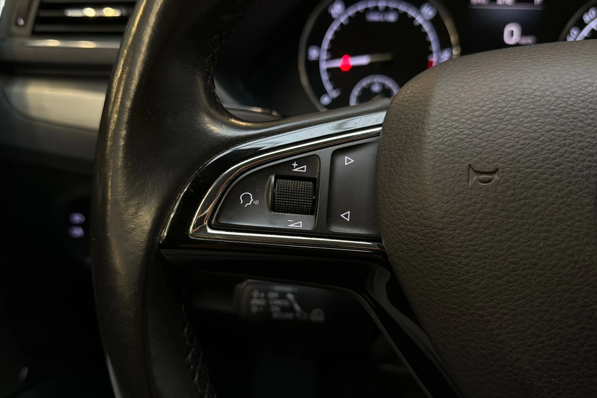 valkoinen Skoda Superb 2018 kuva 14.