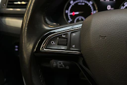valkoinen Skoda Superb 2018 kuva 14.