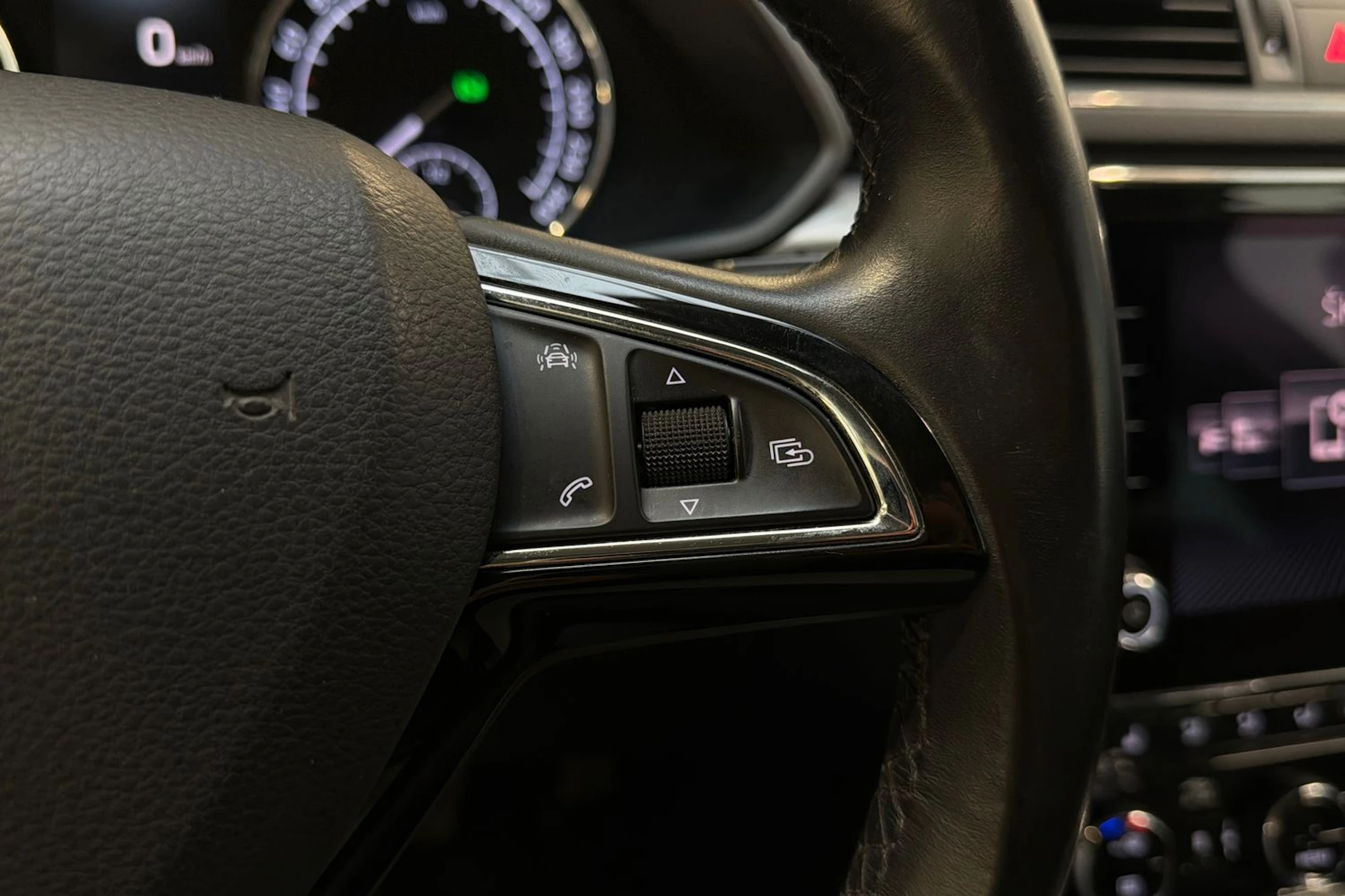valkoinen Skoda Superb 2018 kuva 15.
