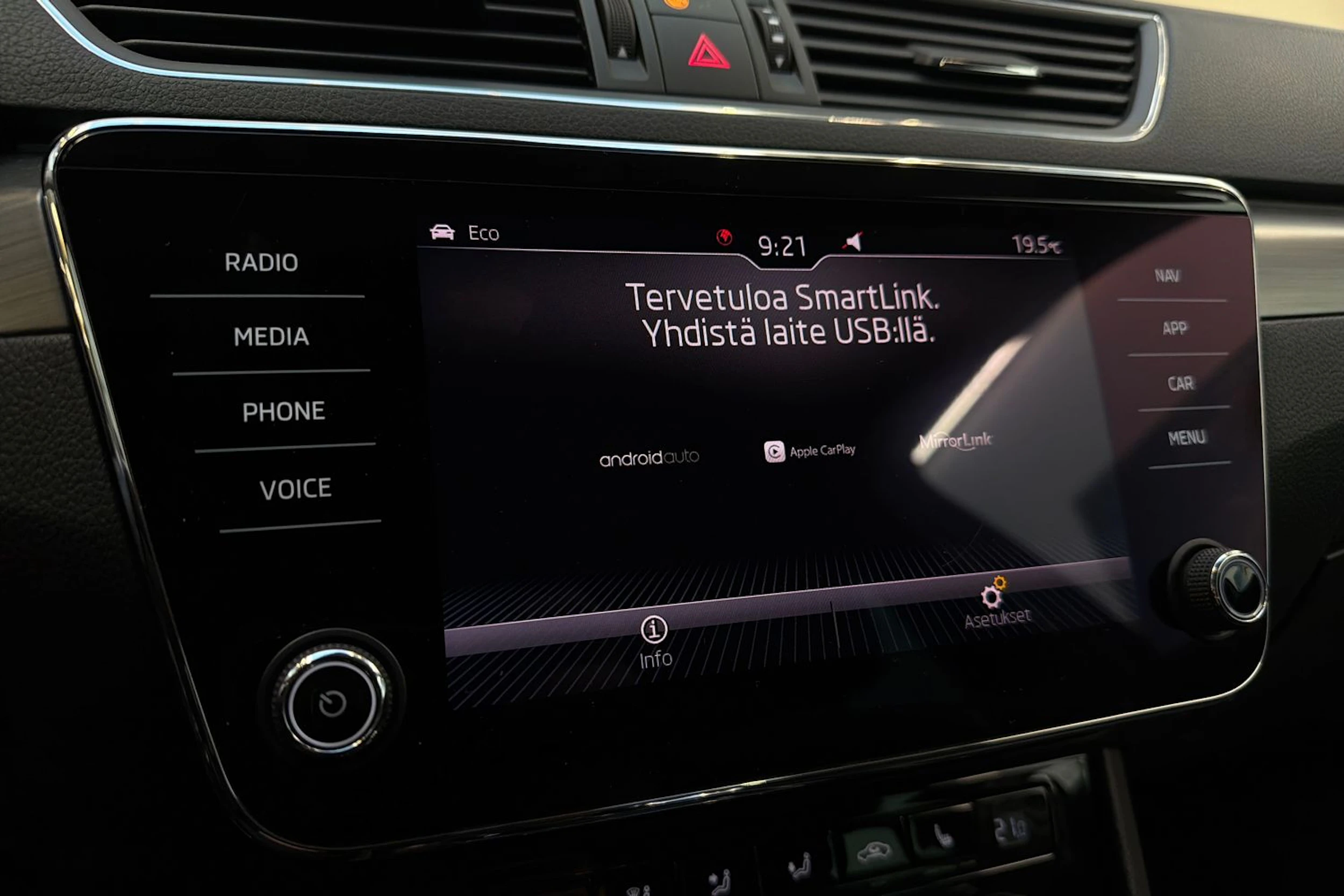 valkoinen Skoda Superb 2018 kuva 16.