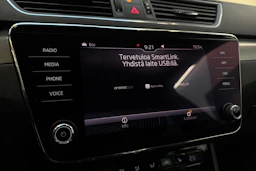 valkoinen Skoda Superb 2018 kuva 16.