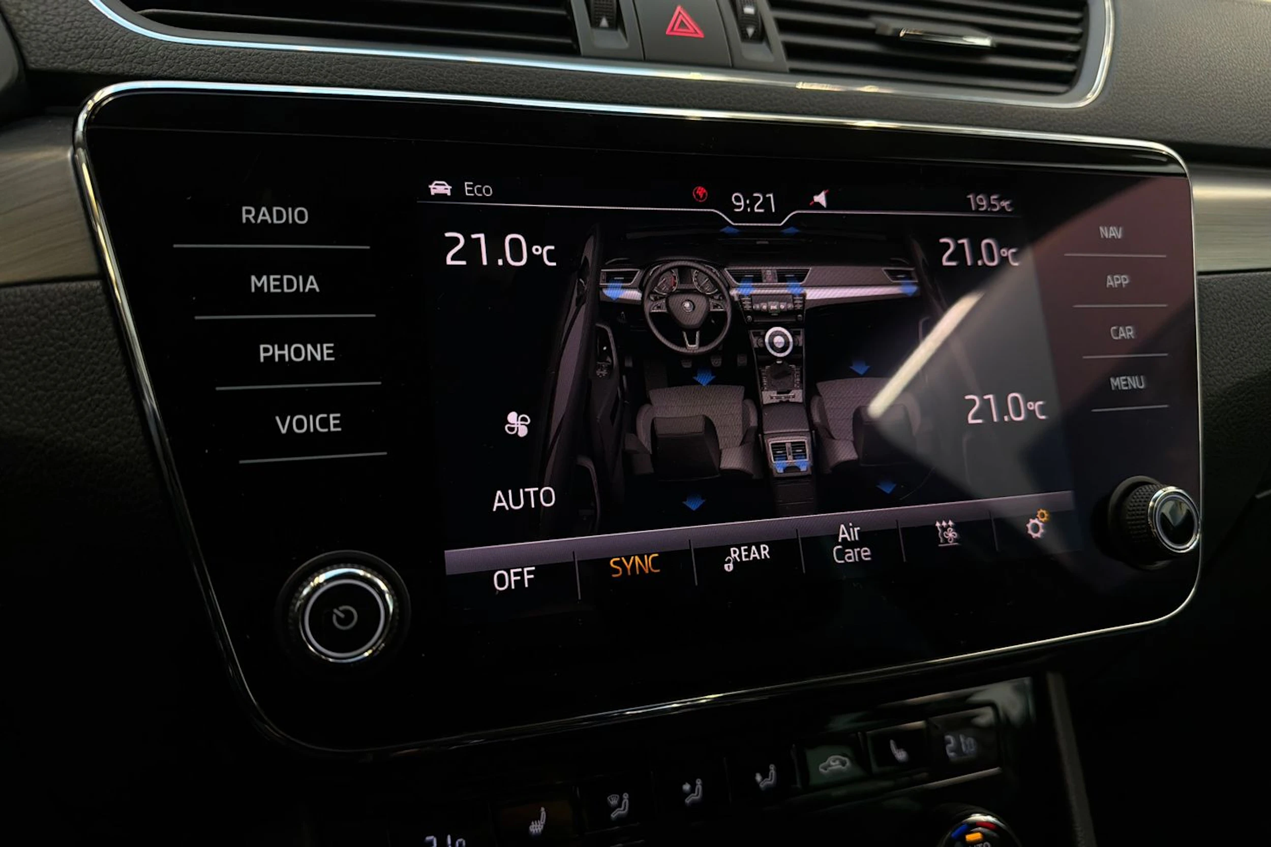 valkoinen Skoda Superb 2018 kuva 17.