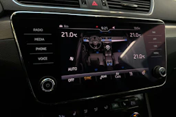 valkoinen Skoda Superb 2018 kuva 17.