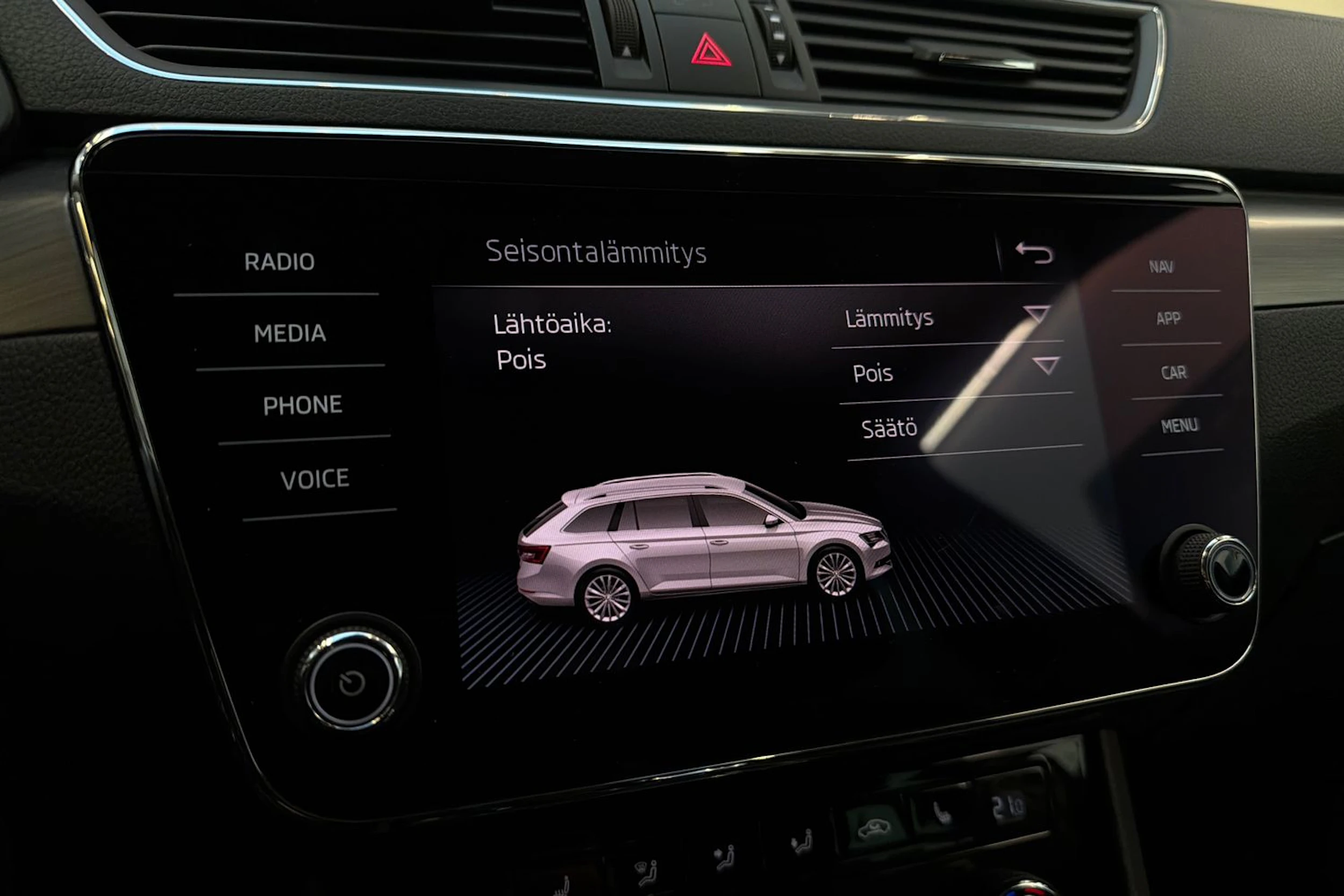 valkoinen Skoda Superb 2018 kuva 18.