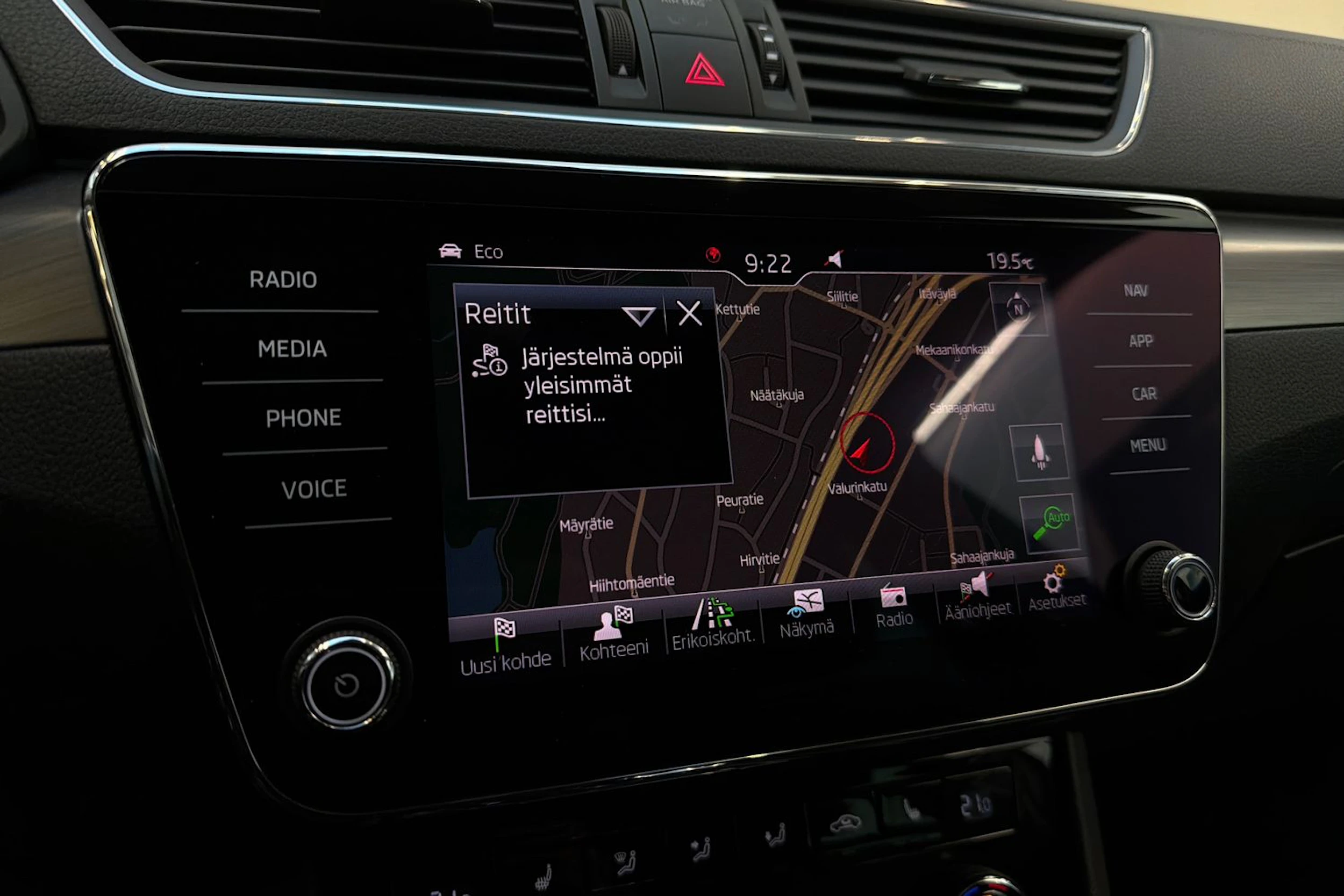 valkoinen Skoda Superb 2018 kuva 19.