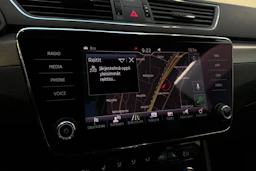 valkoinen Skoda Superb 2018 kuva 19.