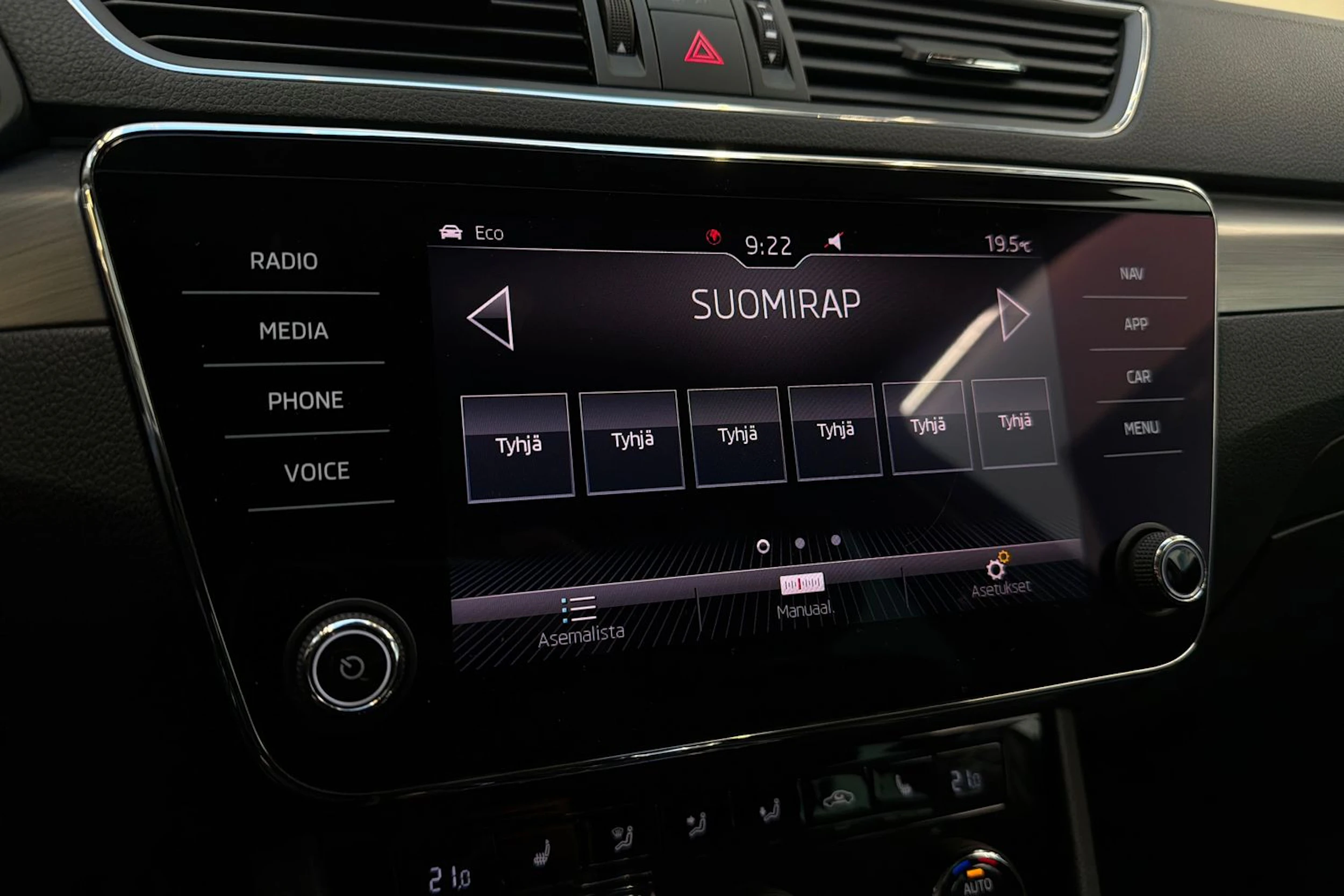 valkoinen Skoda Superb 2018 kuva 20.