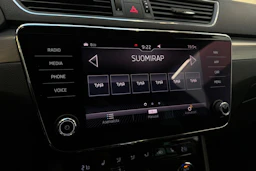 valkoinen Skoda Superb 2018 kuva 20.