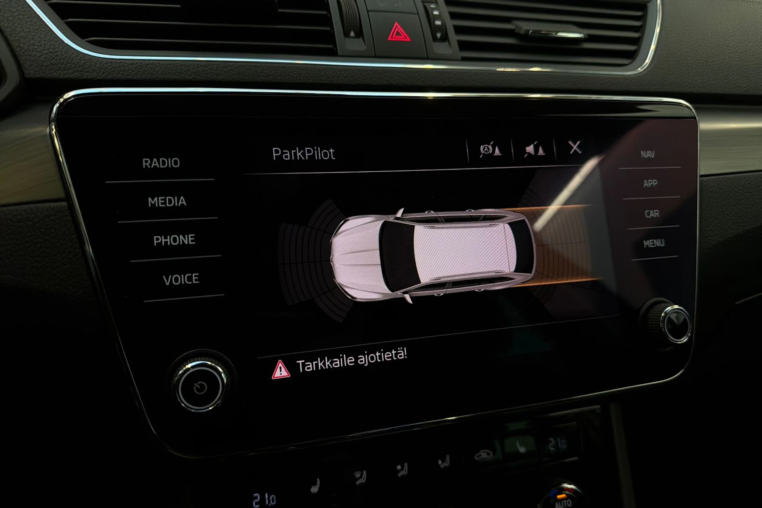 valkoinen Skoda Superb 2018 kuva 21.