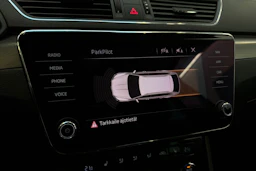 valkoinen Skoda Superb 2018 kuva 21.