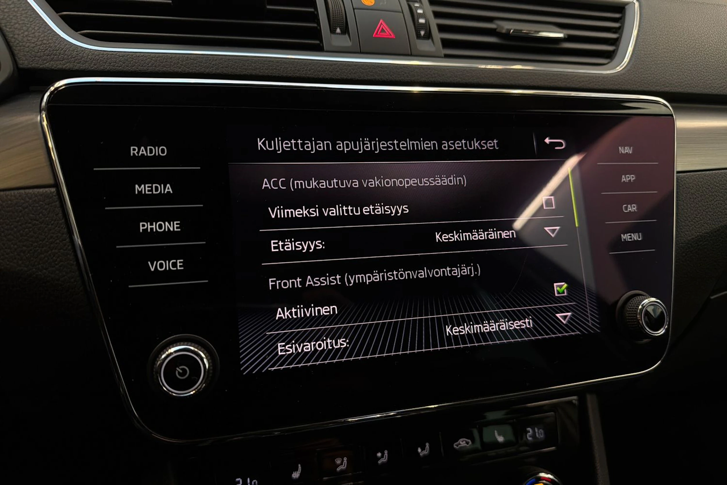 valkoinen Skoda Superb 2018 kuva 22.