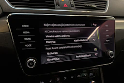 valkoinen Skoda Superb 2018 kuva 22.