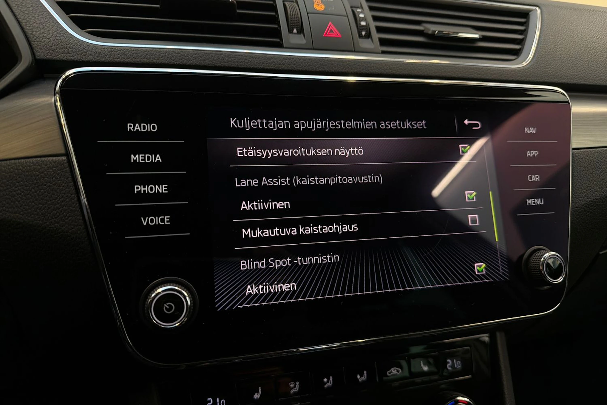 valkoinen Skoda Superb 2018 kuva 23.