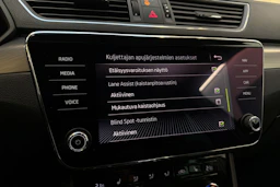 valkoinen Skoda Superb 2018 kuva 23.