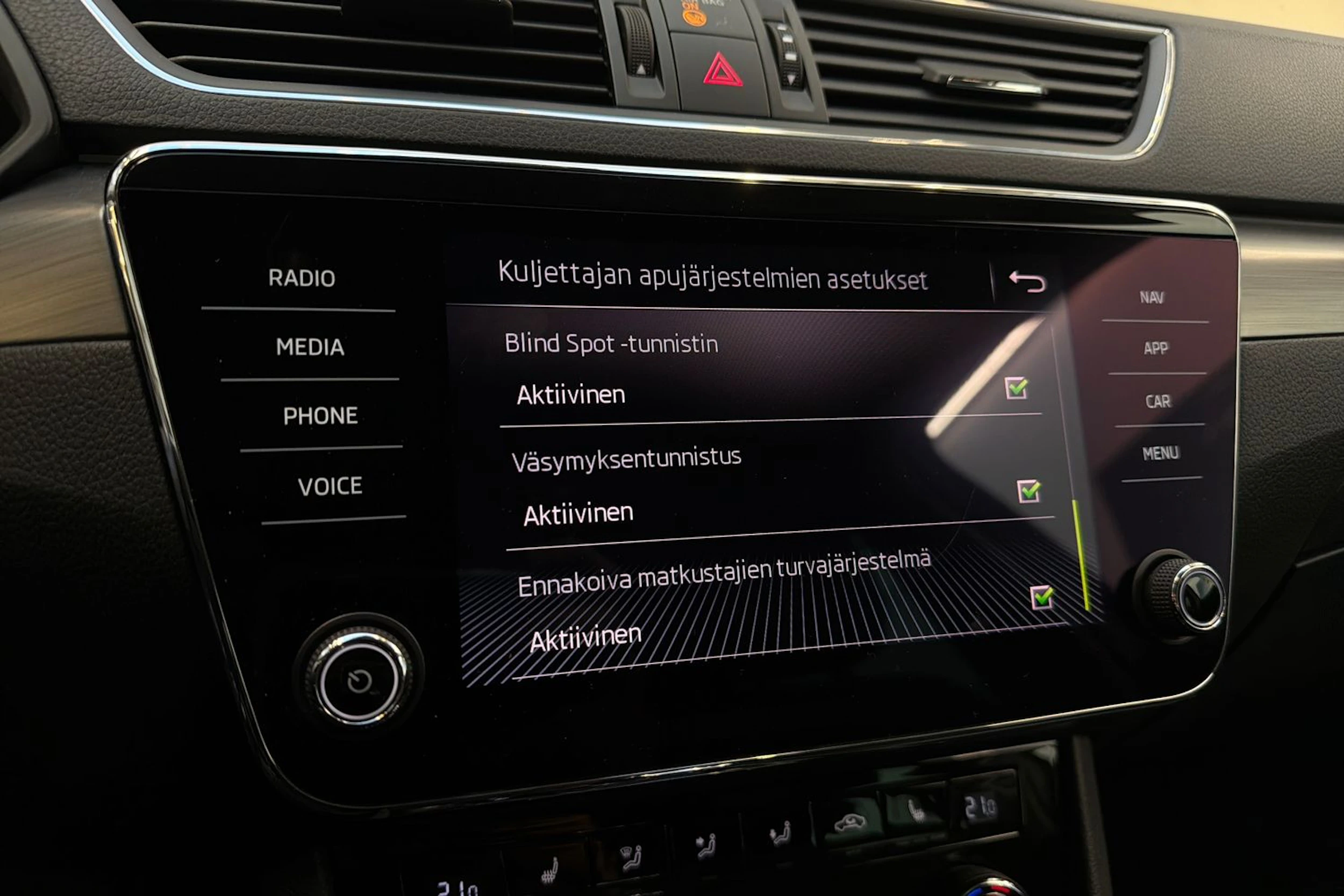 valkoinen Skoda Superb 2018 kuva 24.
