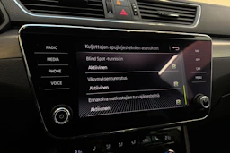 valkoinen Skoda Superb 2018 kuva 24.